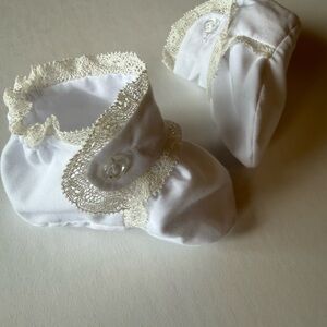 Auraluz Ivory Lace Trim Infant Booties